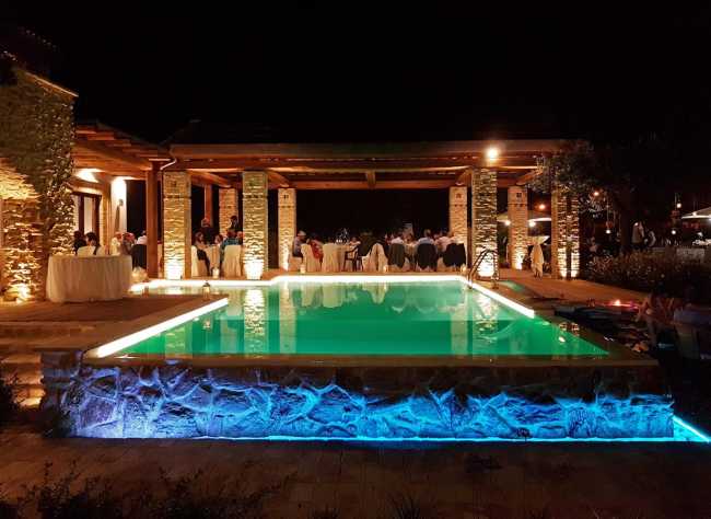 villa de piedra iluminada por la noche