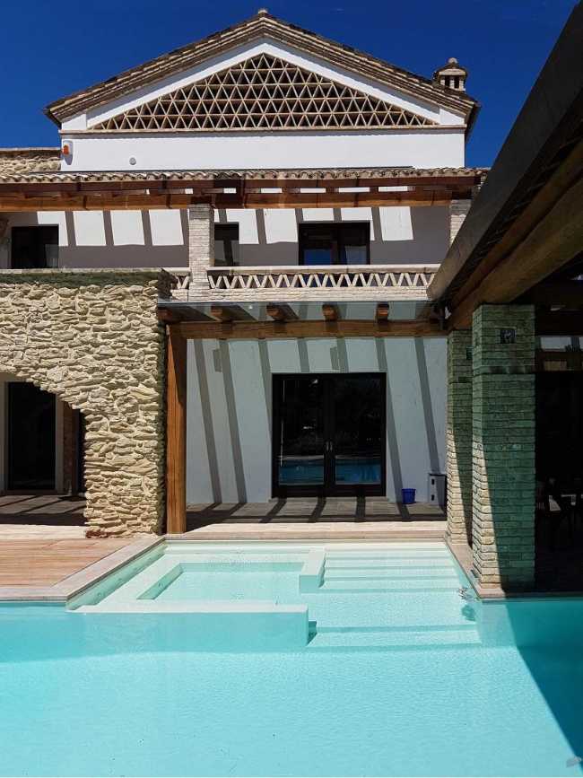 villa de piedra y madera