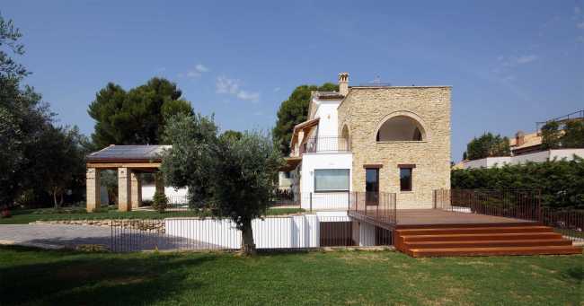 villa de madera y piedra corten