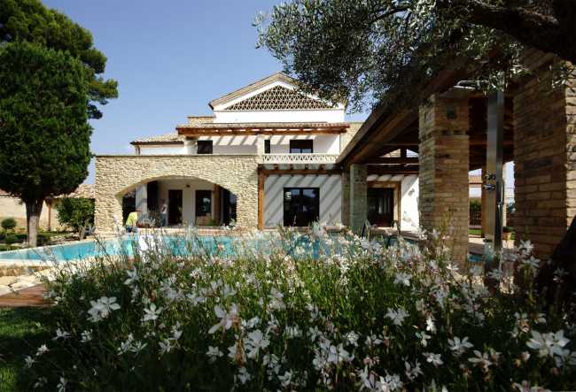 villa con piscina de piedra