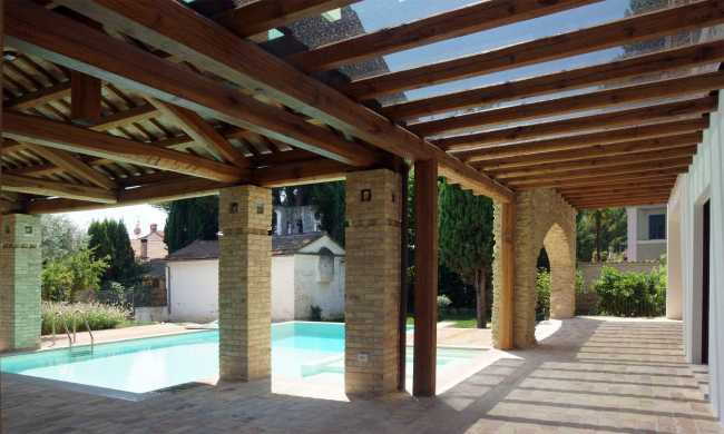 piscina de una villa de madera y piedra