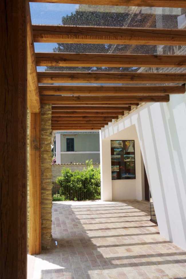 villa con terraza en piedra y madera