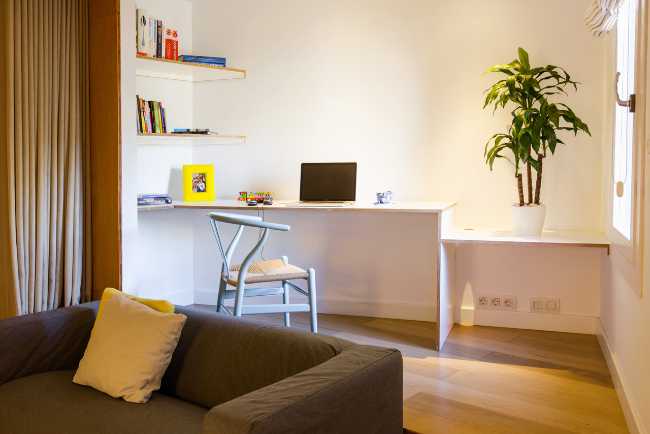 Desk with pc