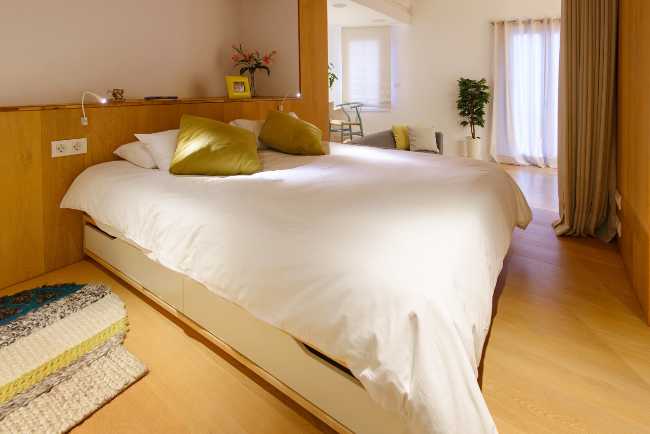 Bed with white duvet