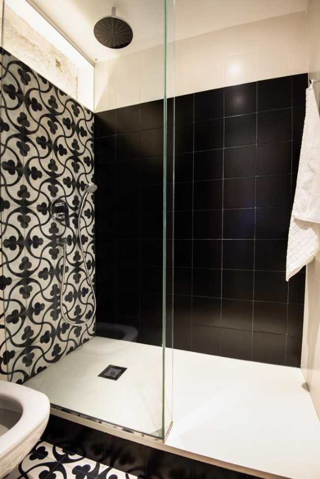 Glazed shower box