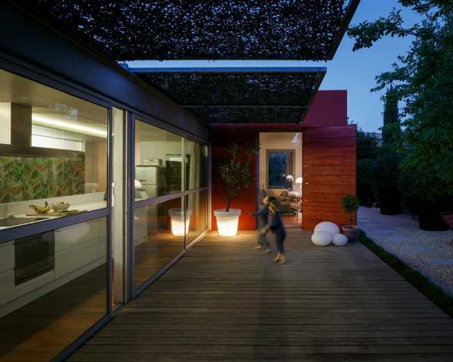 House with bay window on the outside space