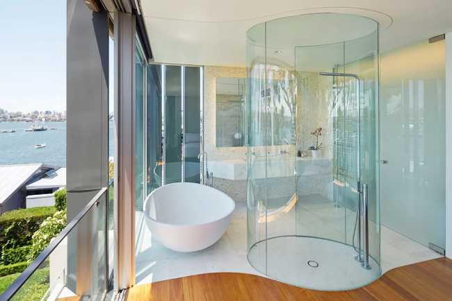 Sala da bagno luminosa con box doccia in vetro circolare