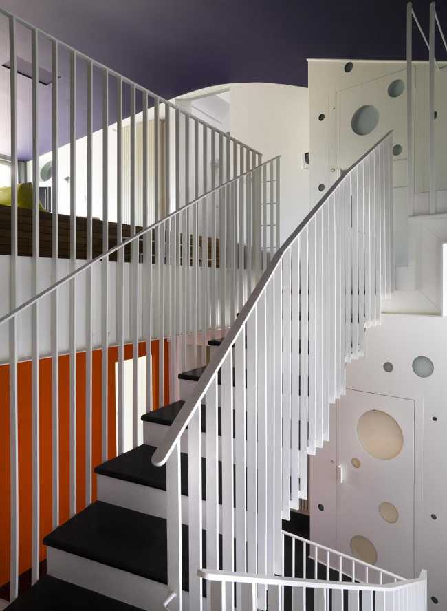 Escalera interior con barandilla vertical