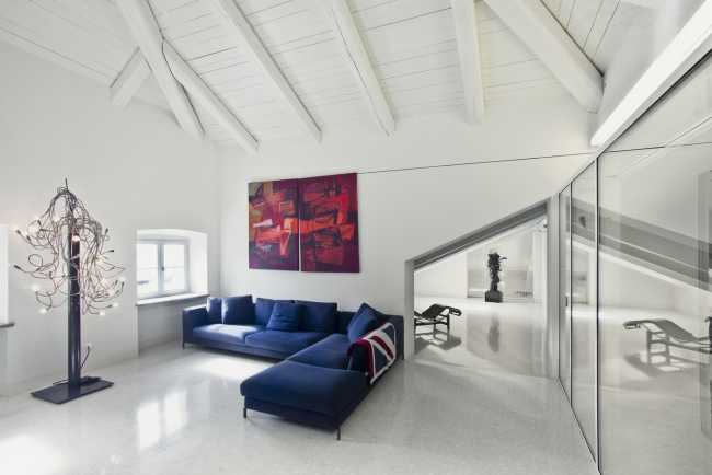 Ático blanco con sofá azul