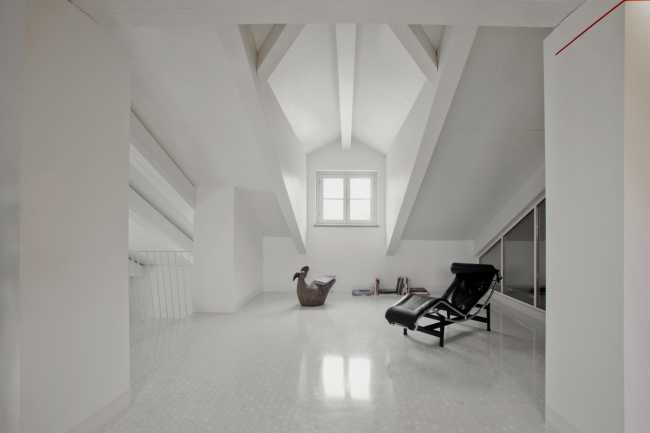 Interior de villa histórica blanca