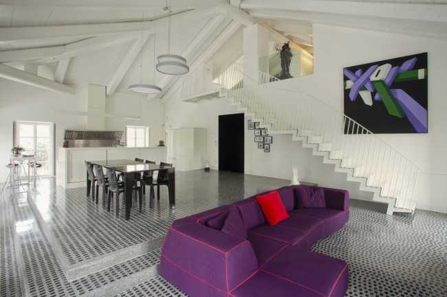 Salón con escalera interior