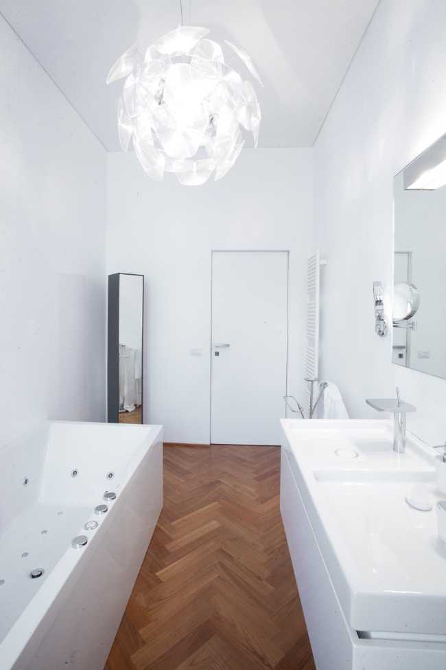 Baño blanco con parquet