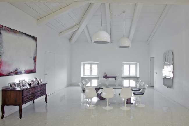 Buhardilla con mesa de cristal