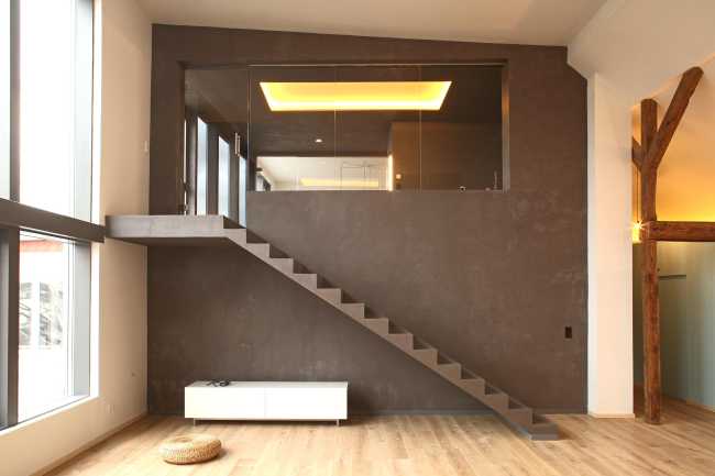 Escalera minimalista en un loft moderno