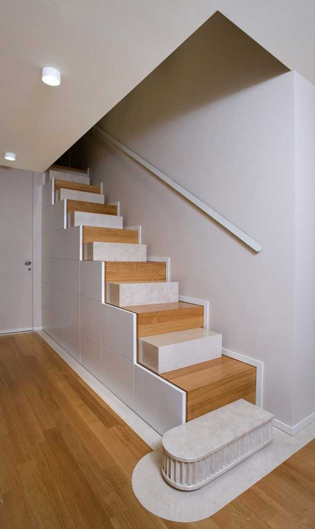 Scala interna a gradini alterni bianco e legno