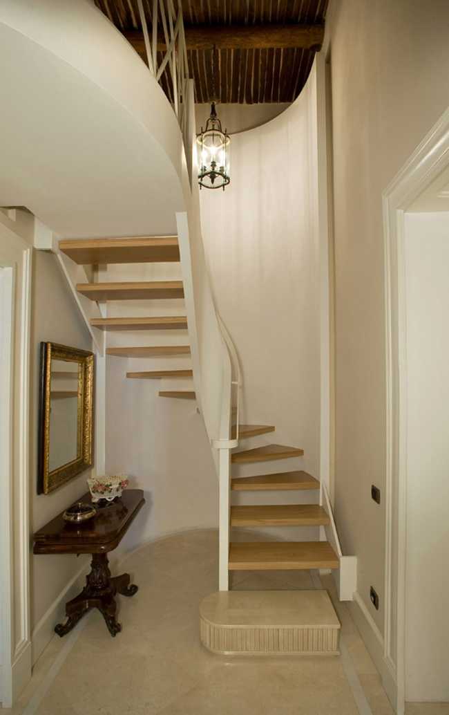 Scala interna legno e bianca