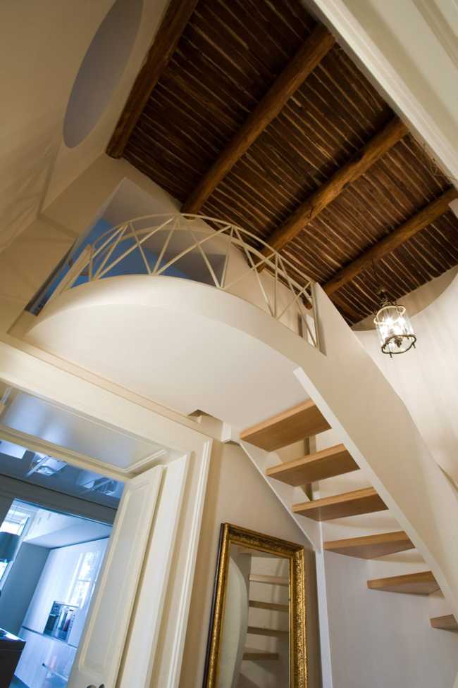 Scala interna legno e bianca