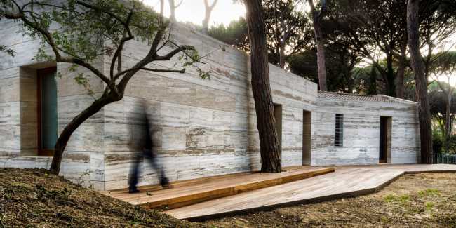 Residencia cubierta en travertino