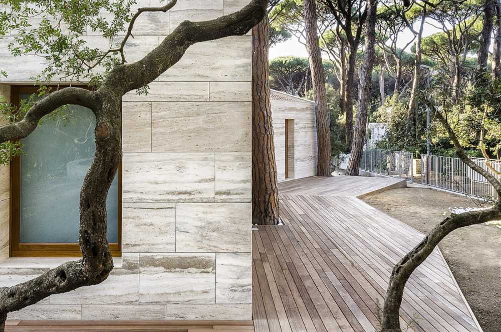 Summer residence covered in travertine