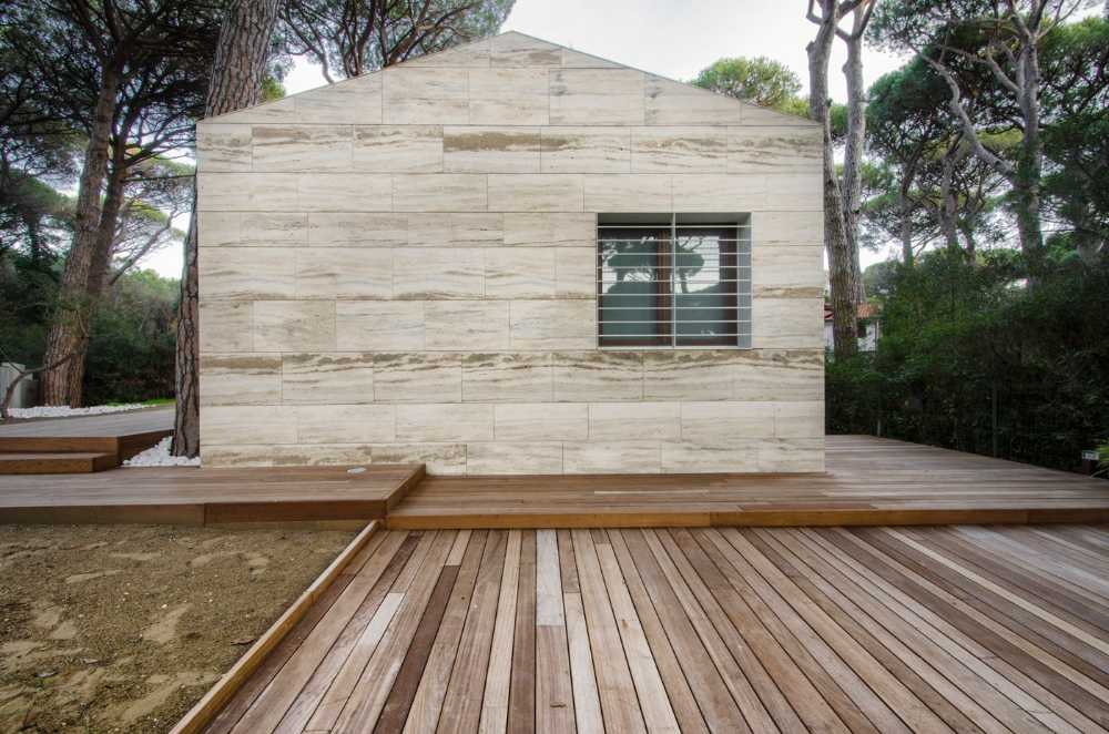 Summer residence covered in travertine