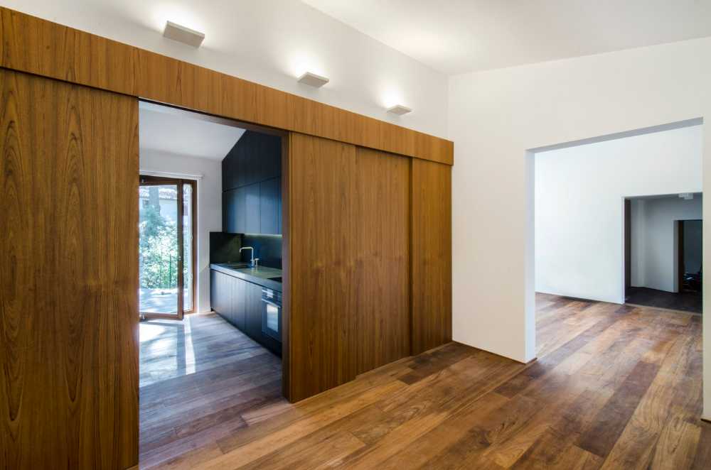 Summer residence covered in travertine