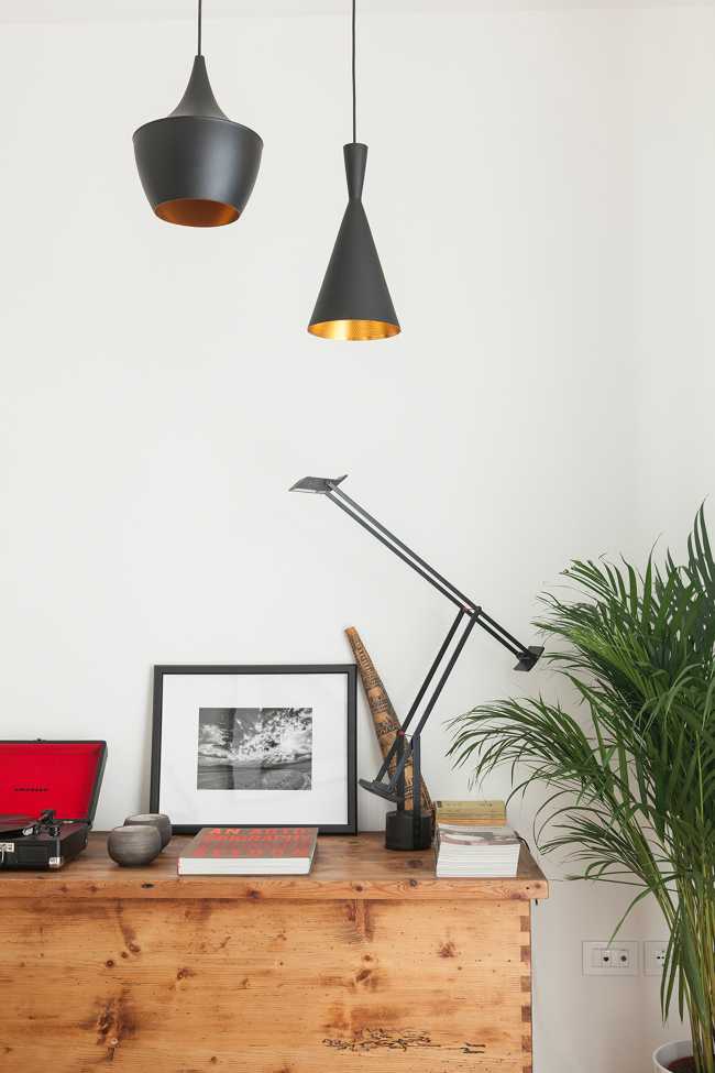 mobile in legno e lampadari a soffitto