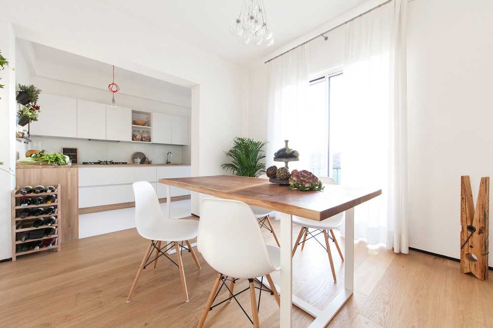 mobile in legno e lampadari a soffitto