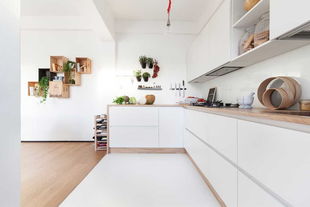 mobile in legno e lampadari a soffitto