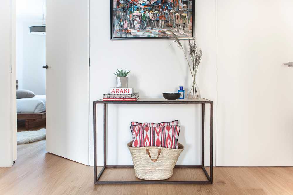 mobile in legno e lampadari a soffitto