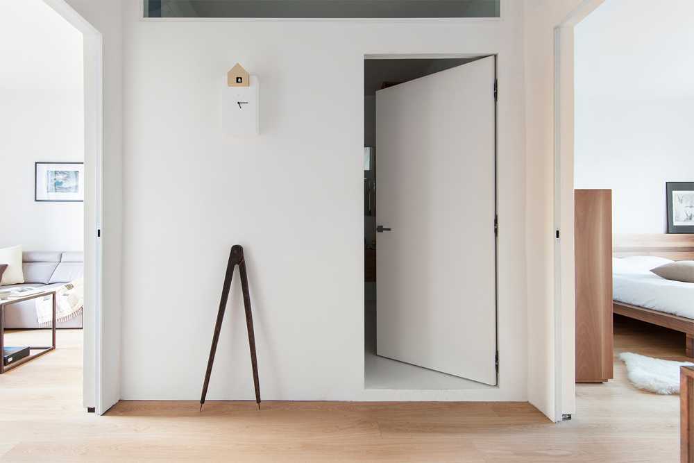 mobile in legno e lampadari a soffitto