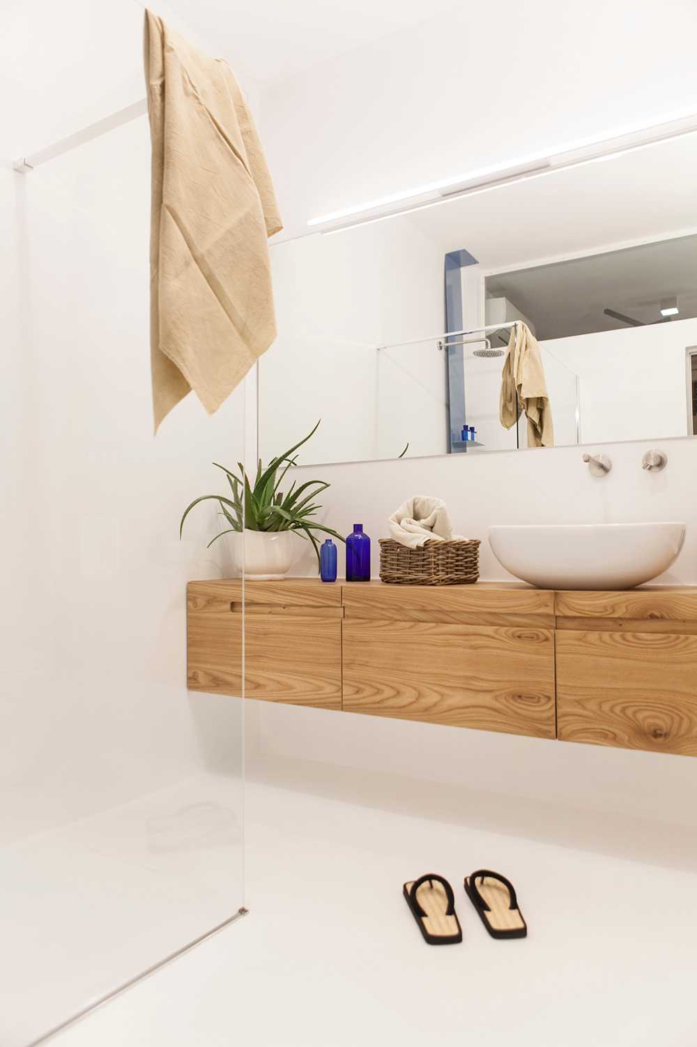 mobile in legno e lampadari a soffitto