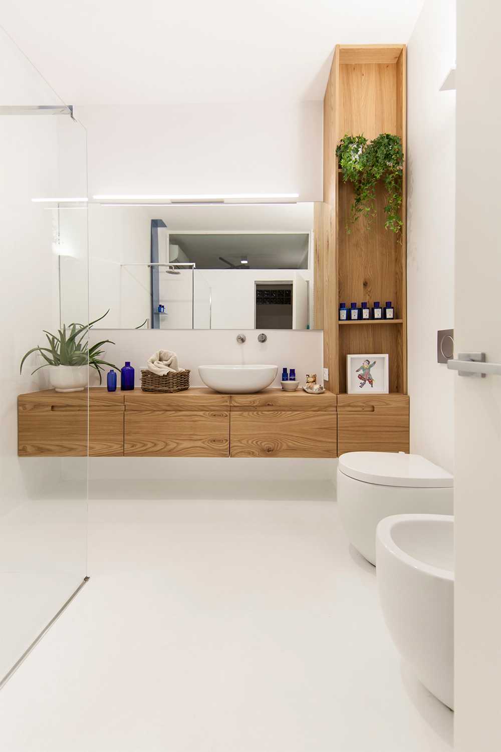 mobile in legno e lampadari a soffitto