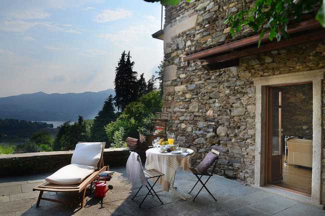 terrazza di un edificio in pietra