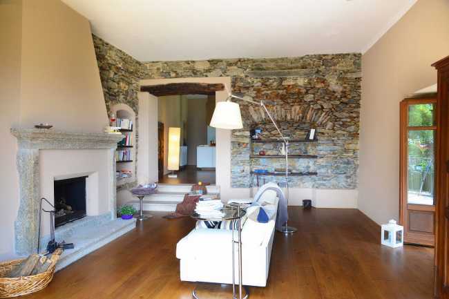 salotto in pietra e legno