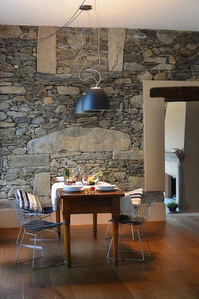 sala da pranzo in pietra e legno