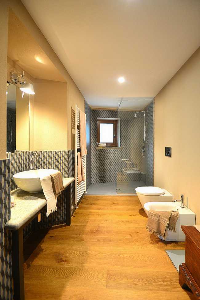 bagno contemporaneo in una villa storica