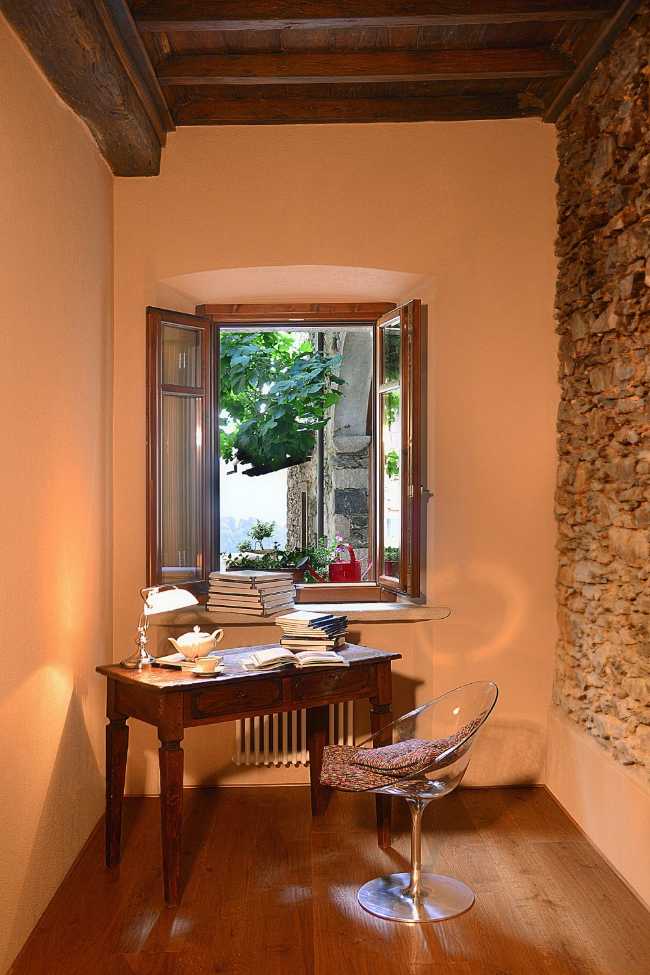 studio con interni in pietra e legno