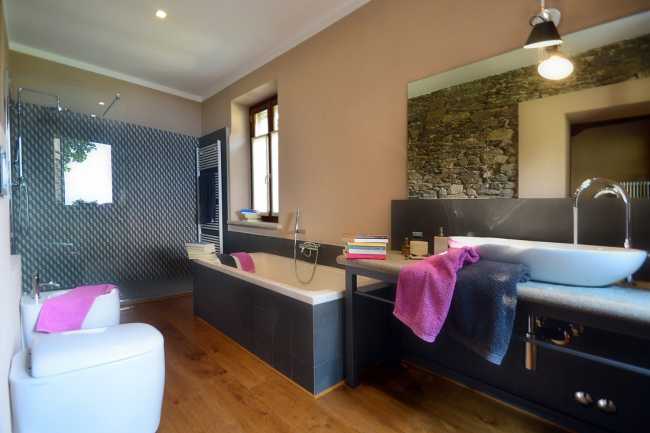 bagno con colori scuri