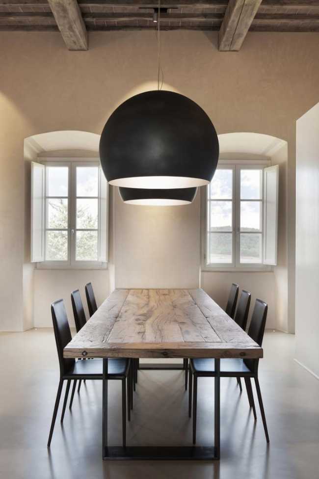 tavolo in legno e lampadario contemporaneo