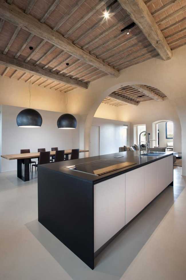 cucina contemporanea in una villa storica