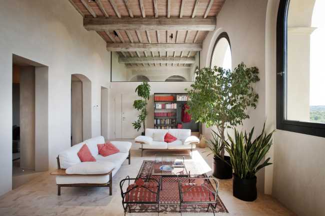 spazio storico con arredamento moderno