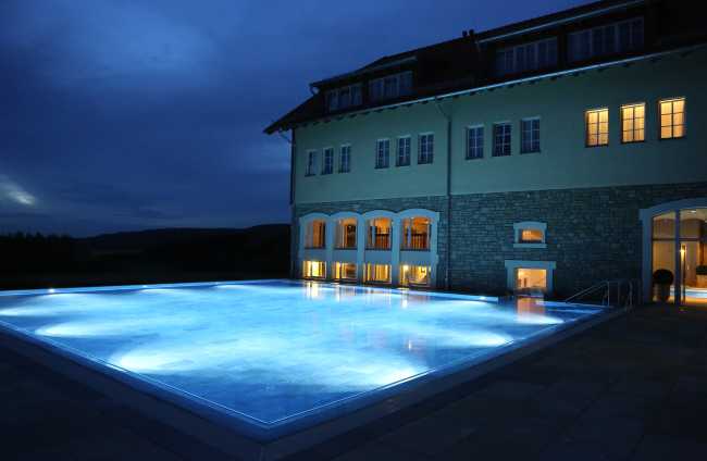 Piscina di un hotel storico illuminato