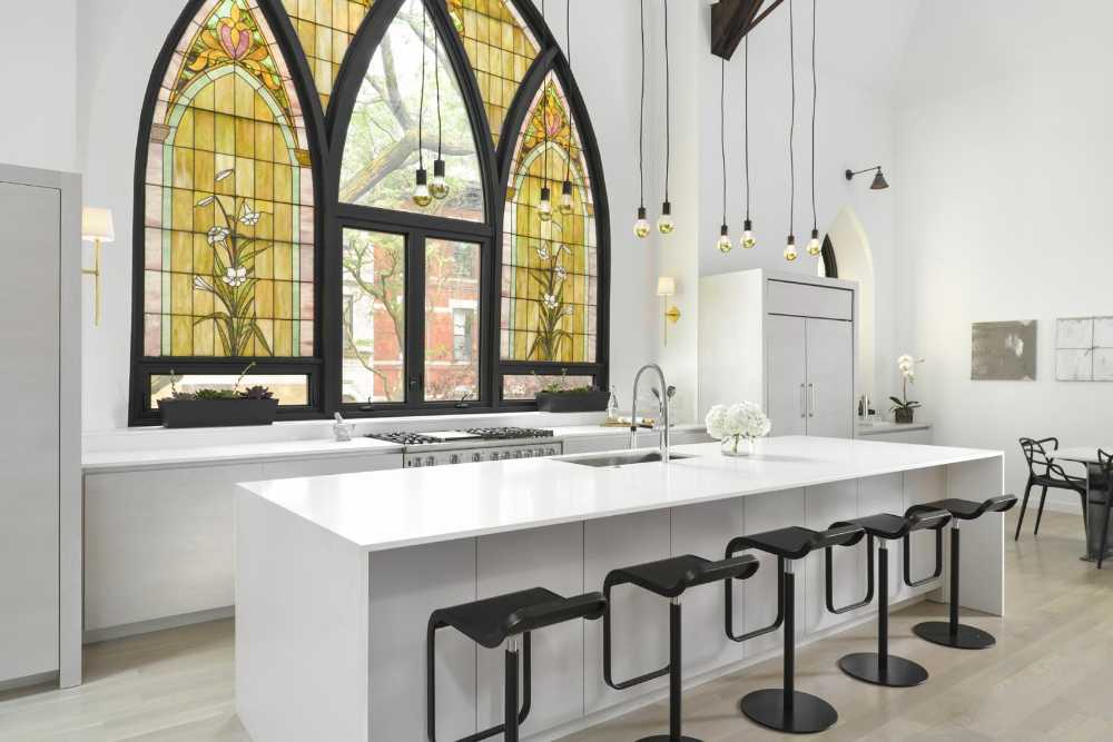 Cocina con vitral de colores