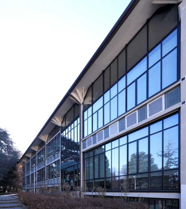 Edificio con fachada acristalada
