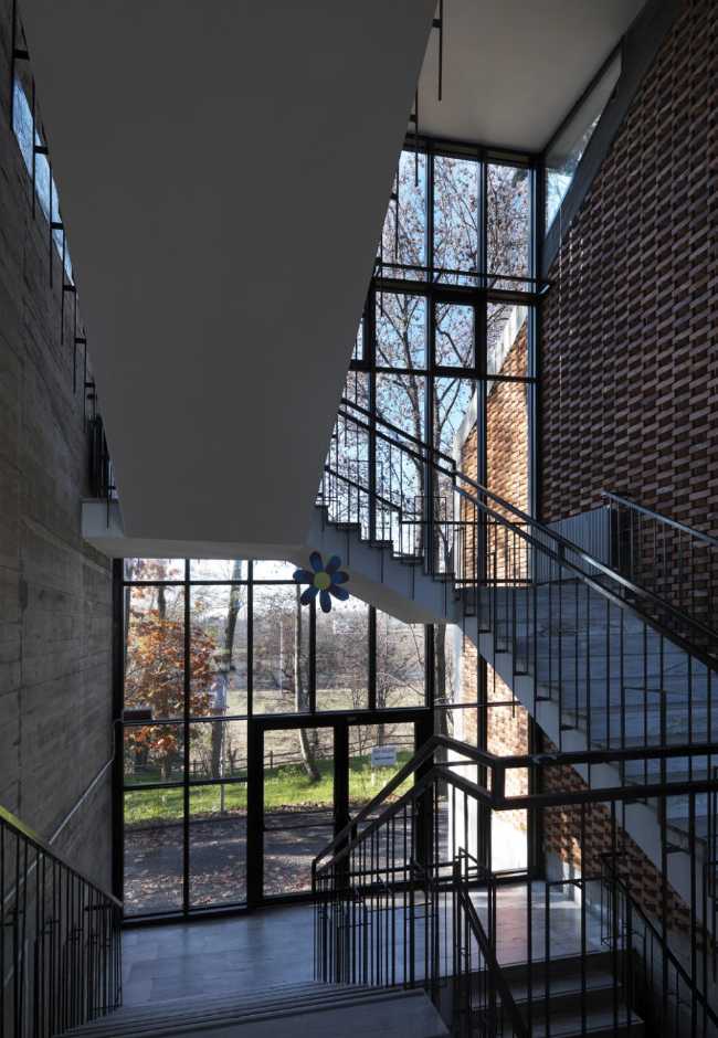 Fachada acristalada cuerpo escalera