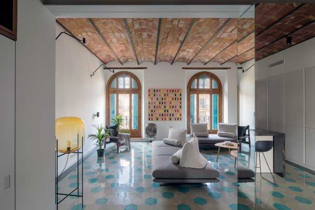 Interno con soffitto in mattoni