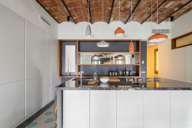 Cucina con soffitto in mattoni