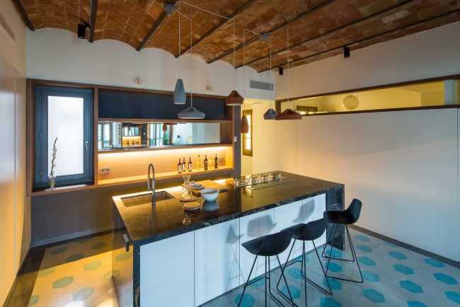 Cucina con soffitto in mattoni