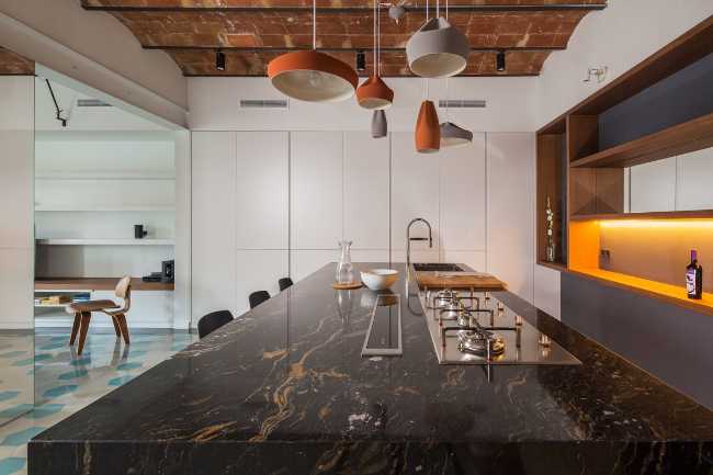 Cucina con soffitto in mattoni e top in marmo scuro