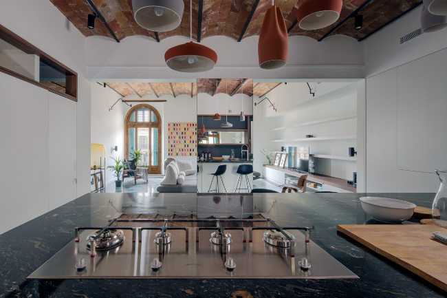 Soggiorno e cucina con soffitto in mattoni